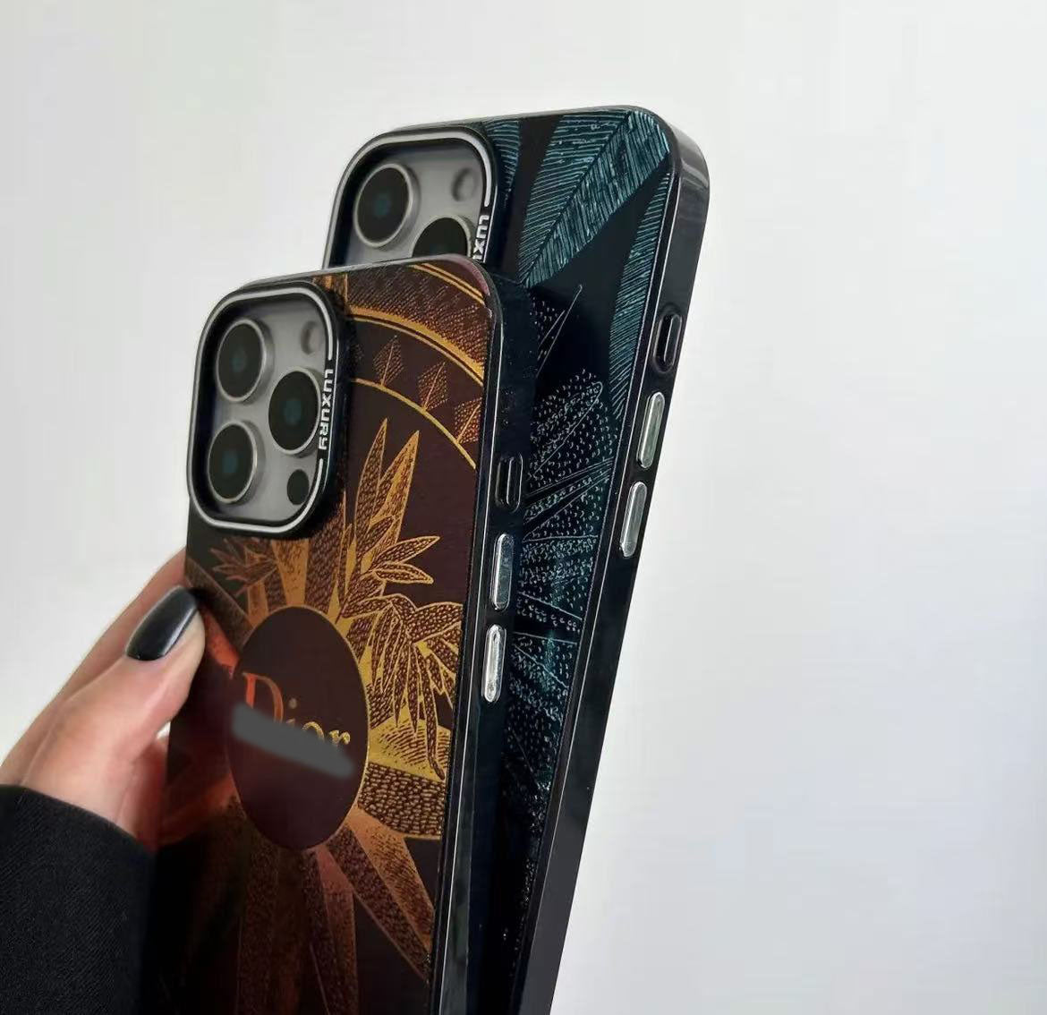 スマホケース  高級感太陽の花  ダブルDi**  耐衝撃・防振性能に優れ、高級感あふれるスマホケースで、iPhone12~16 に対応