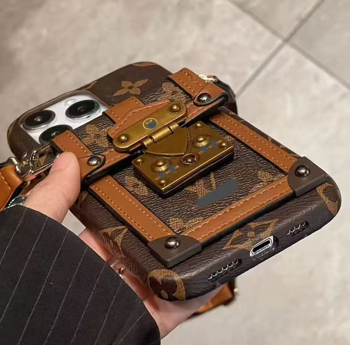 スマホケース  高級感カードホルダー付き・ストラップ付き  ダブルV  耐衝撃・防振性能に優れ、高級感あふれるスマホケースで、iPhone13~17 に対応