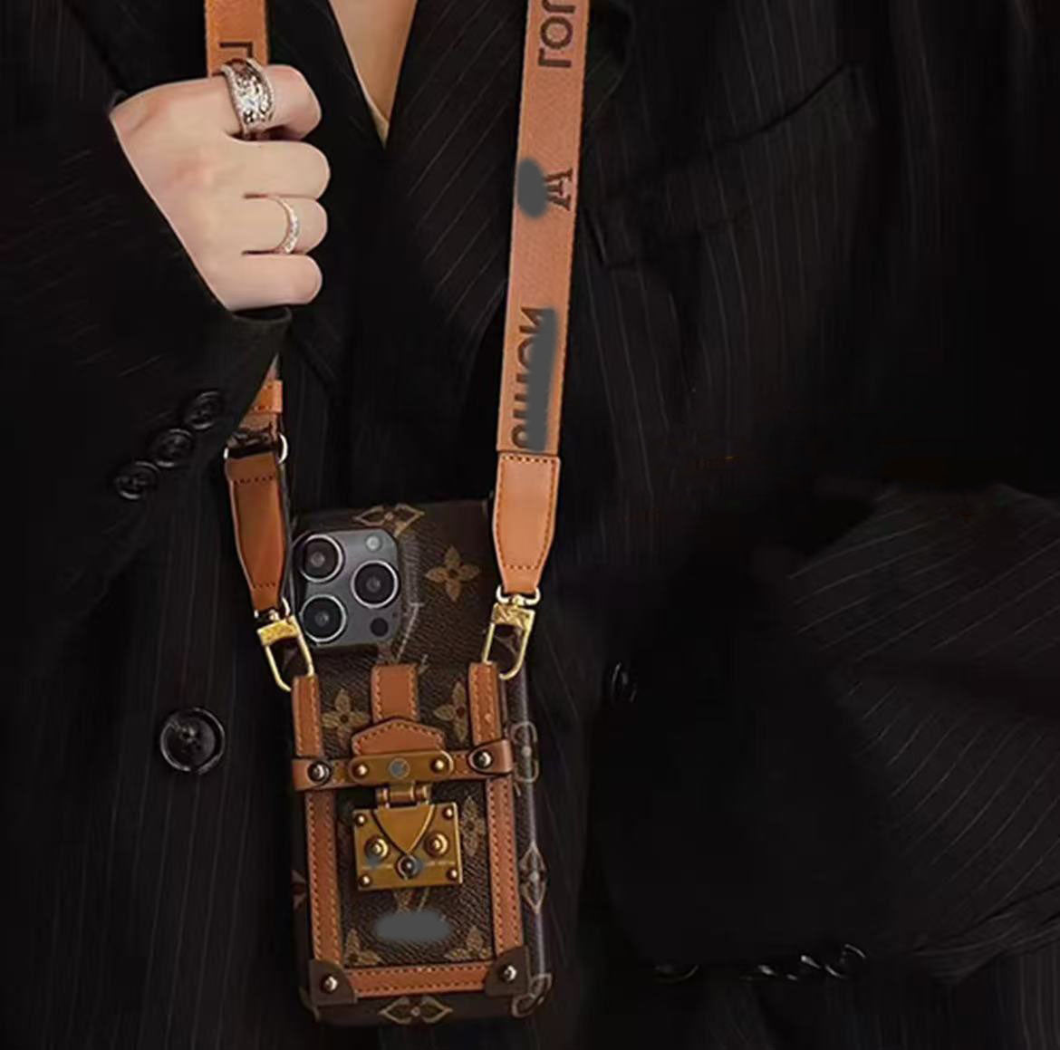 スマホケース  高級感カードホルダー付き・ストラップ付き  ダブルV  耐衝撃・防振性能に優れ、高級感あふれるスマホケースで、iPhone13~17 に対応