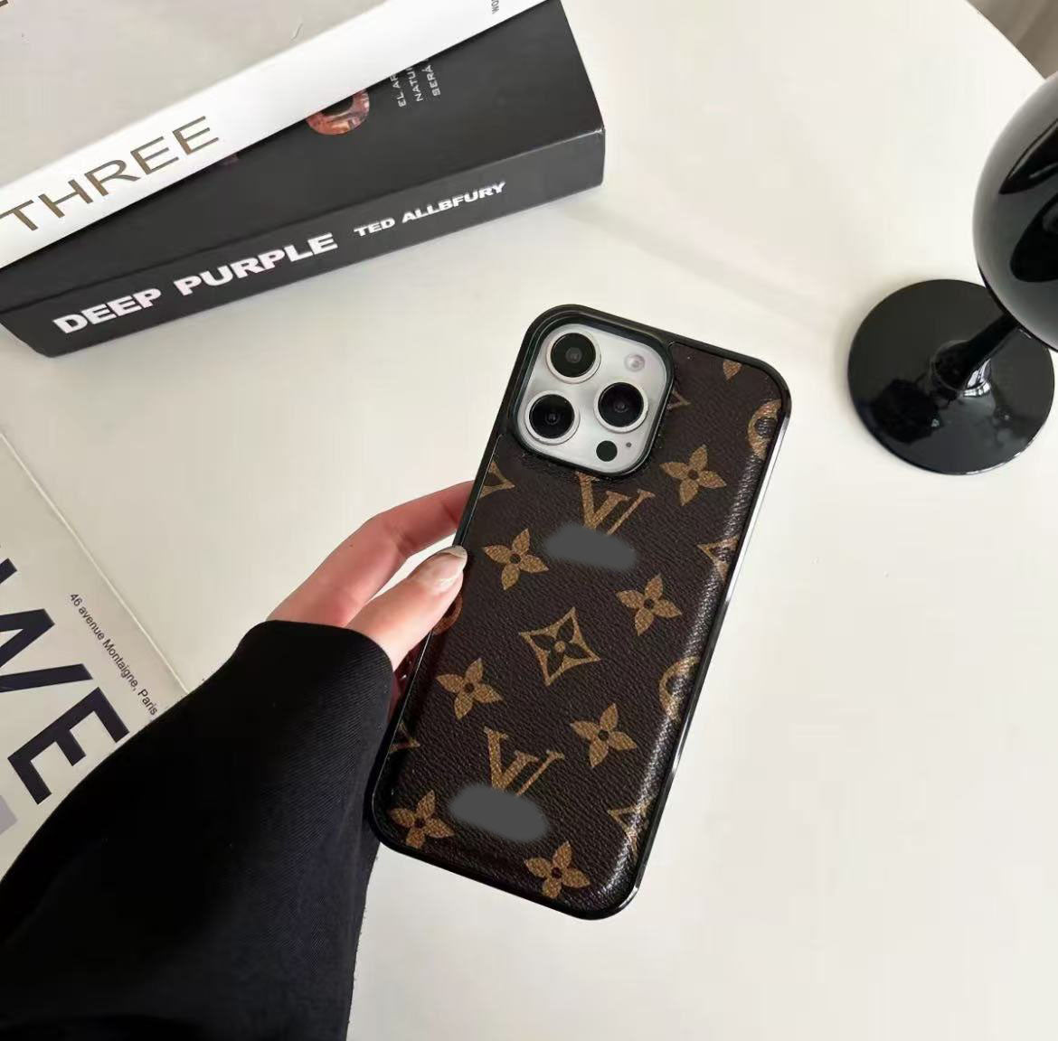 スマホケース  高級感マット質感  ダブルV  耐衝撃・防振性能に優れ、高級感あふれるスマホケースで、iPhone12~16 に対応