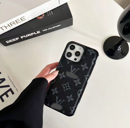 スマホケース  高級感マット質感  ダブルV  耐衝撃・防振性能に優れ、高級感あふれるスマホケースで、iPhone12~16 に対応