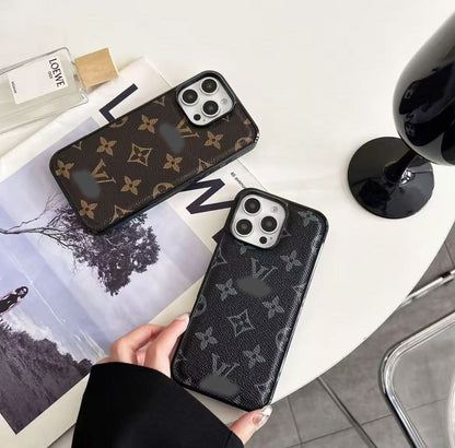 スマホケース  高級感マット質感  ダブルV  耐衝撃・防振性能に優れ、高級感あふれるスマホケースで、iPhone12~16 に対応