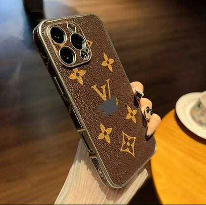 スマホケース  高級感シンプルスマホケース   ダブルV    耐衝撃・防振性能に優れ、高級感あふれるスマホケースで、iPhone12~16 に対応