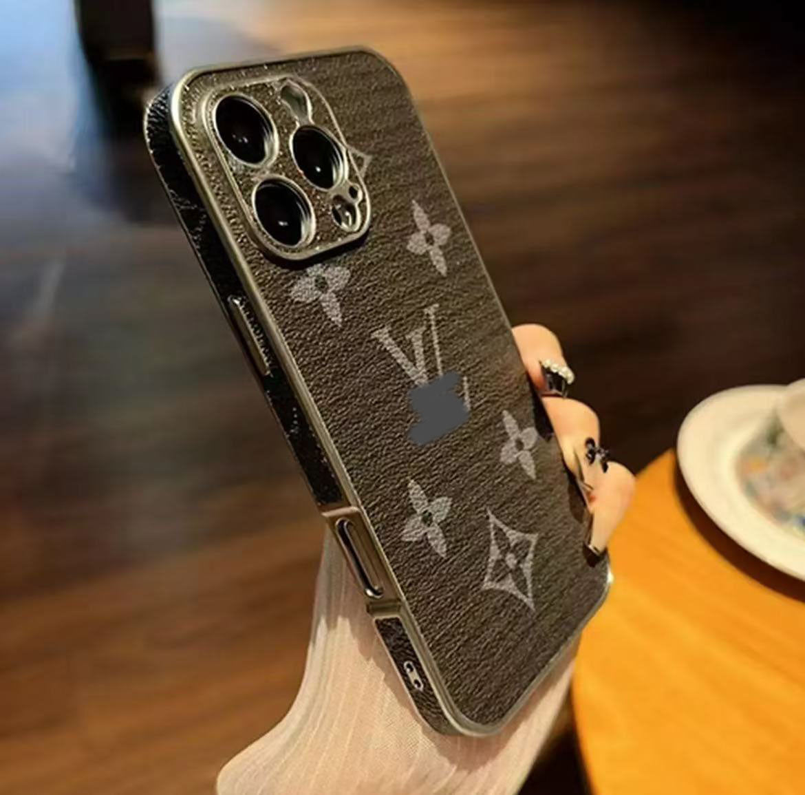 スマホケース  高級感シンプルスマホケース   ダブルV    耐衝撃・防振性能に優れ、高級感あふれるスマホケースで、iPhone12~16 に対応