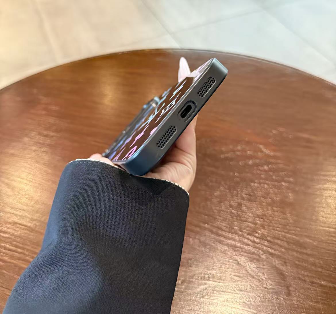 スマホケース  高級感染み出しグラデーション   ダブルV    耐衝撃・防振性能に優れ、高級感あふれるスマホケースで、iPhone13~17 に対応