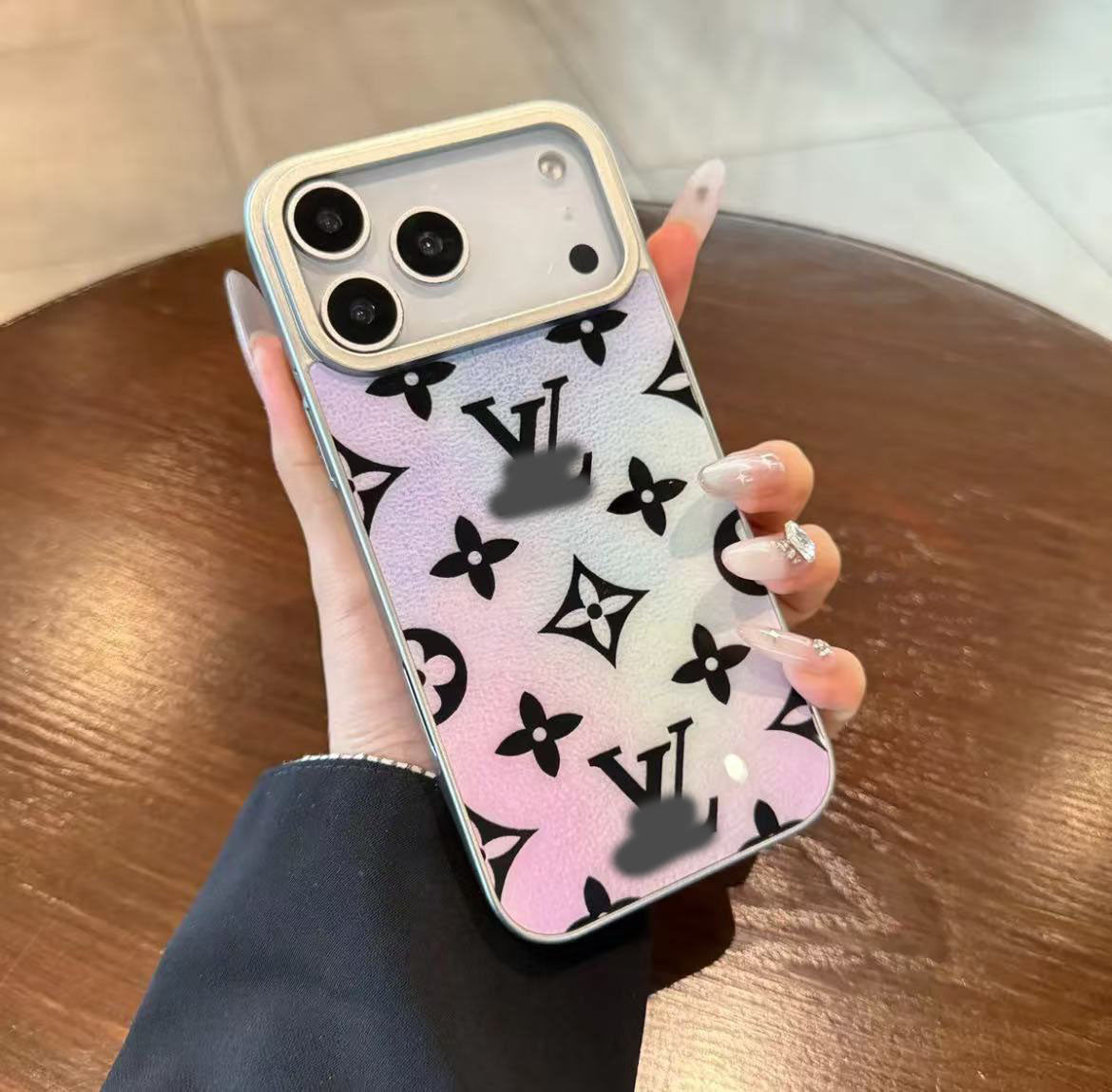 スマホケース  高級感染み出しグラデーション   ダブルV    耐衝撃・防振性能に優れ、高級感あふれるスマホケースで、iPhone13~17 に対応