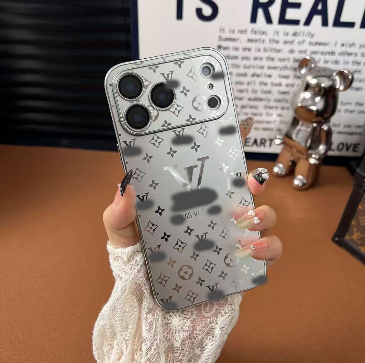 スマホケース  高級感メッキスマホケース   ダブルV    耐衝撃・防振性能に優れ、高級感あふれるスマホケースで、iPhone13~17 に対応