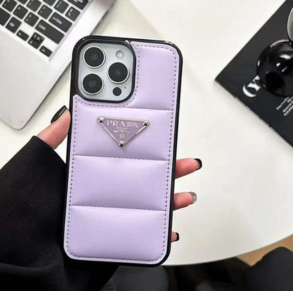 スマホケース  高級感ダウンジャケット風 PRA** 全8色 耐衝撃・防振性能に優れ、高級感あふれるスマホケースで、iPhone11~17 に対応