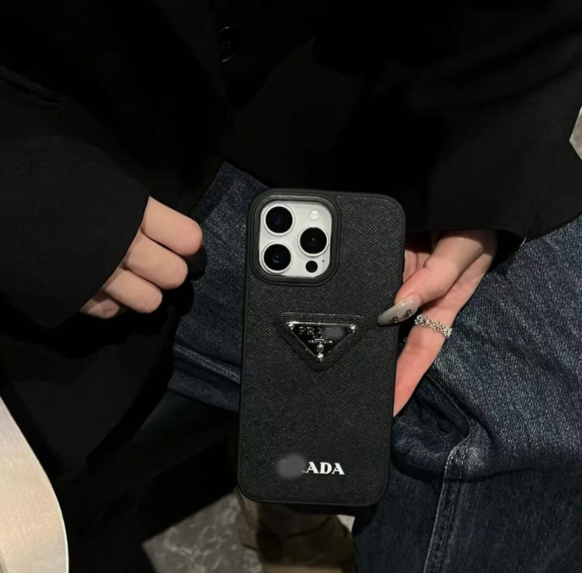 スマホケース 高級感PRA** 耐衝撃・防振性能に優れ、高級感あふれるスマホケースで、iPhone13~17 に対応