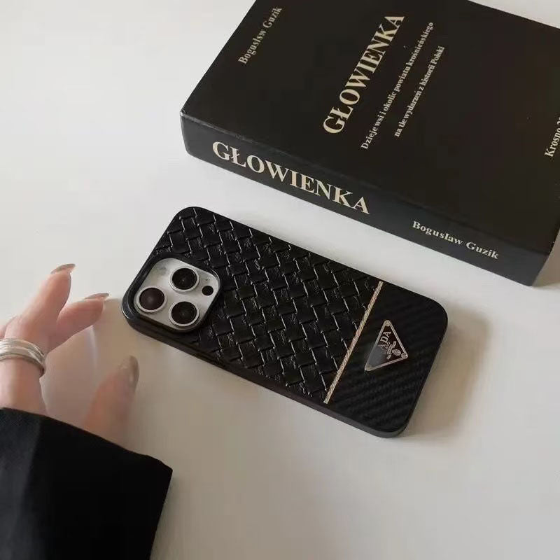 スマホケース  高級感編み目柄スマホケース   ダブルPRA**    耐衝撃・防振性能に優れ、高級感あふれるスマホケースで、iPhone12~17 に対応