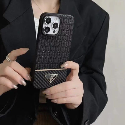 スマホケース  高級感編み目柄スマホケース   ダブルPRA**    耐衝撃・防振性能に優れ、高級感あふれるスマホケースで、iPhone12~17 に対応