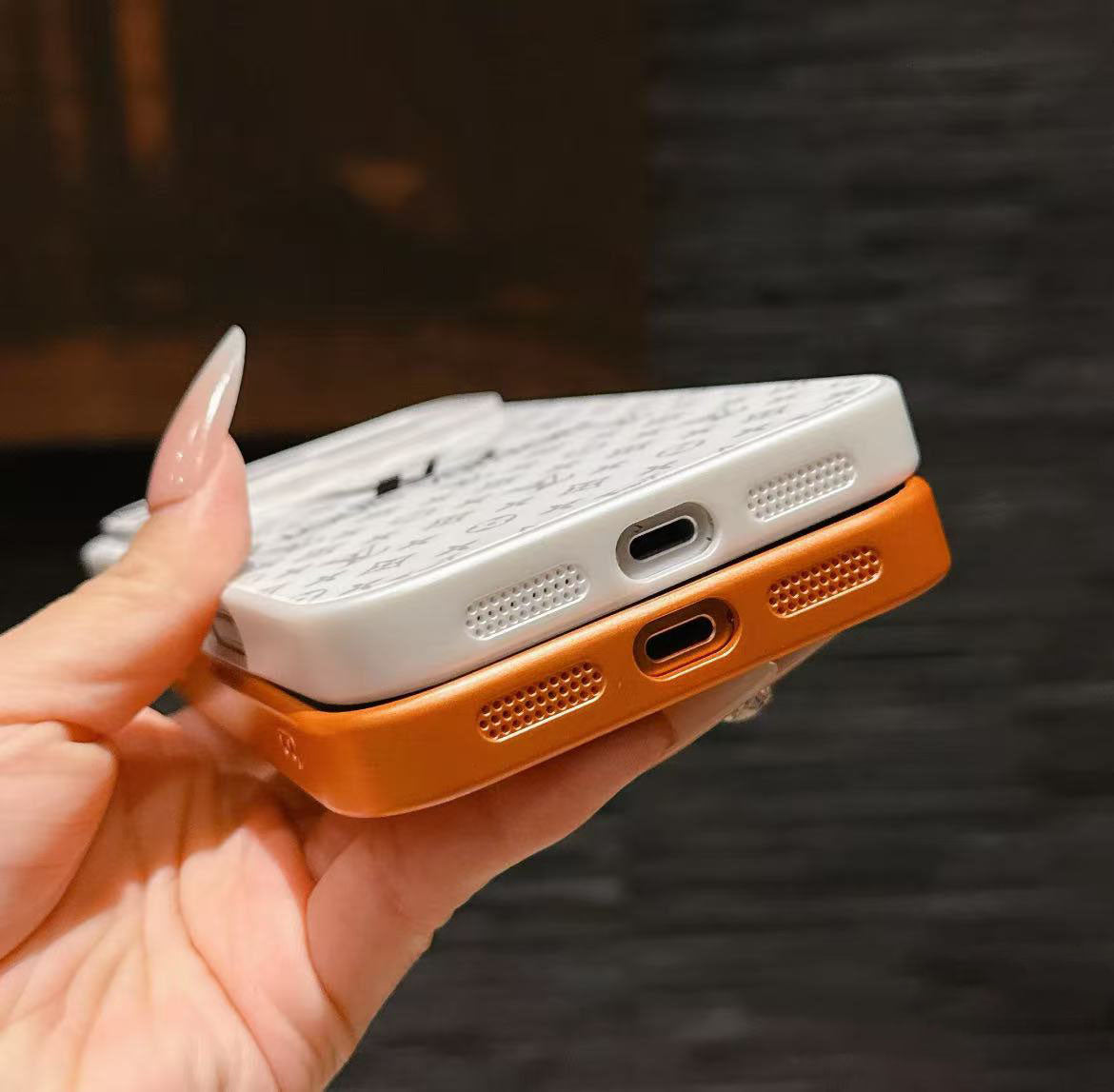 スマホケース ガラス質感 ダブルV レンズ保護付き 耐衝撃・防振性能に優れ、高級感あふれるスマホケースで、iPhone12~17 に対応