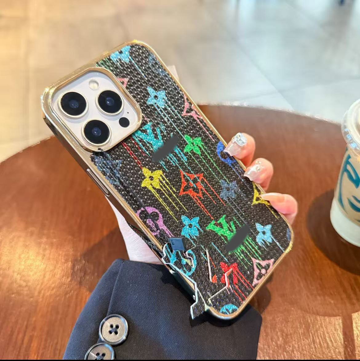 スマホケース  高級感メッキグラフィティスマホケース   ダブルV    耐衝撃・防振性能に優れ、高級感あふれるスマホケースで、iPhone12~17 に対応