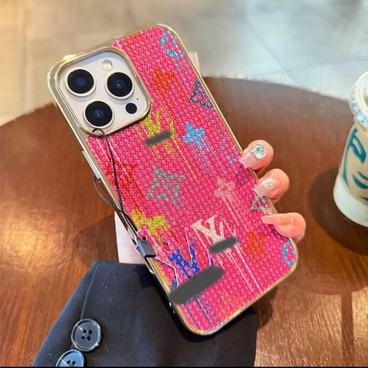 スマホケース  高級感メッキグラフィティスマホケース   ダブルV    耐衝撃・防振性能に優れ、高級感あふれるスマホケースで、iPhone12~17 に対応