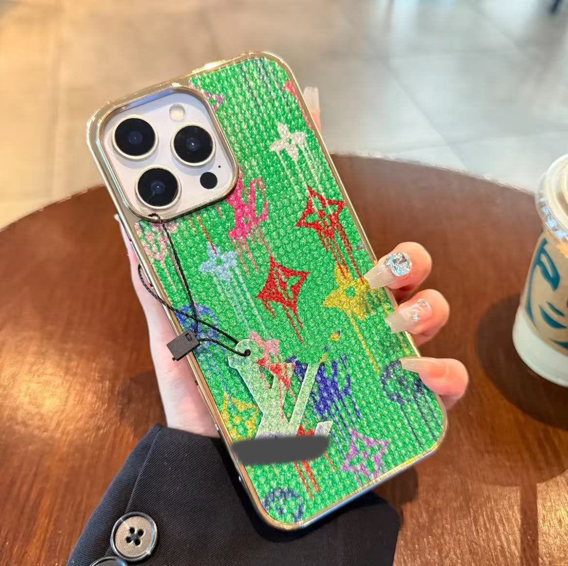 スマホケース  高級感メッキグラフィティスマホケース   ダブルV    耐衝撃・防振性能に優れ、高級感あふれるスマホケースで、iPhone12~17 に対応