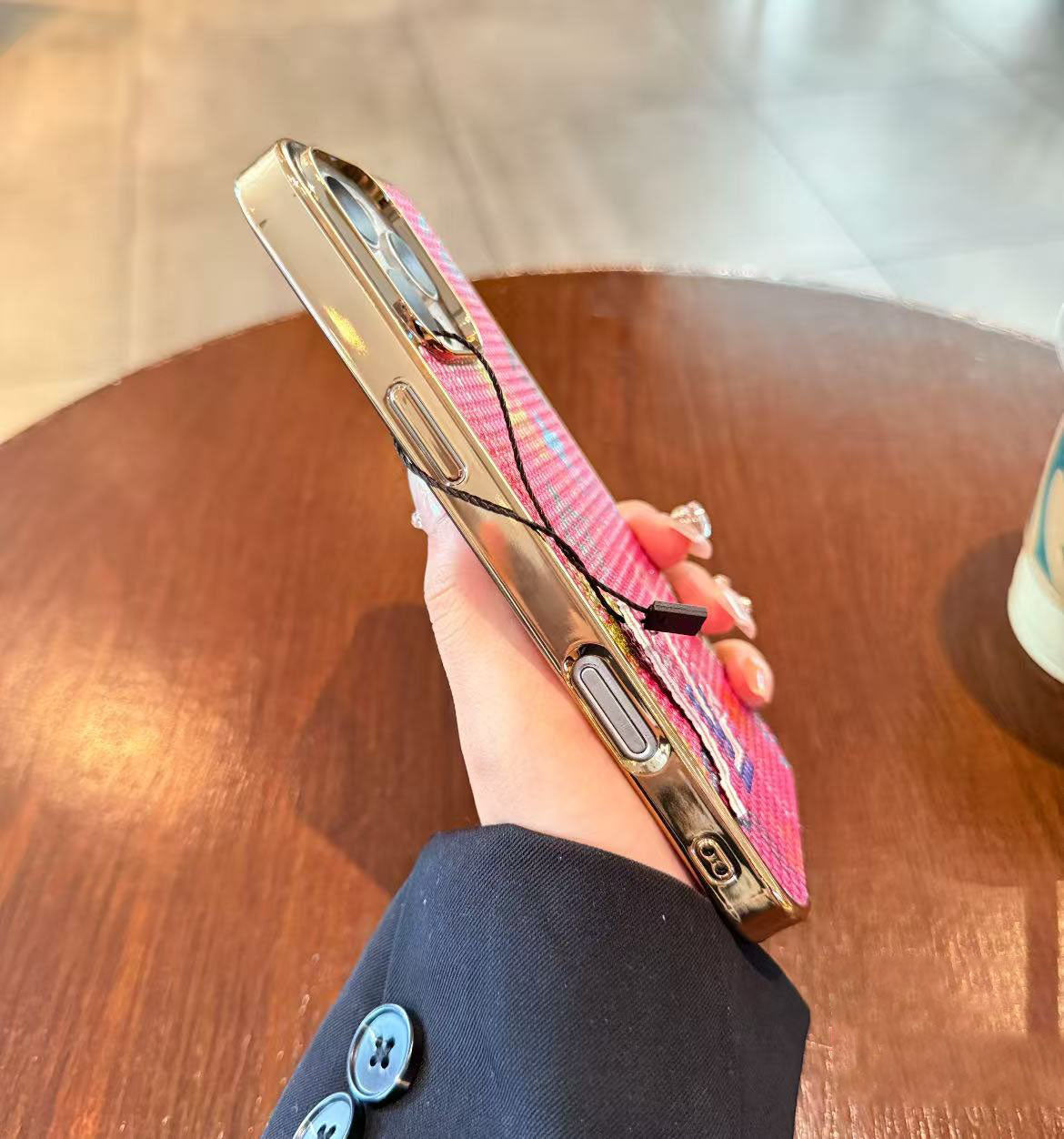 スマホケース  高級感メッキグラフィティスマホケース   ダブルV    耐衝撃・防振性能に優れ、高級感あふれるスマホケースで、iPhone12~17 に対応