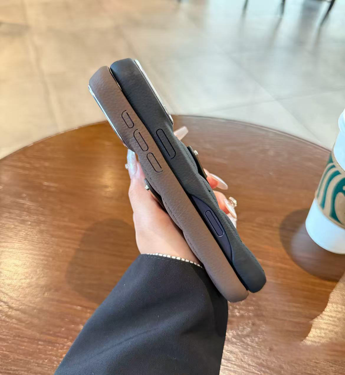 スマホケース  レザーエンボススマホケース   ダブルPRA**    耐衝撃・防振性能に優れ、高級感あふれるスマホケースで、iPhone12~17 に対応