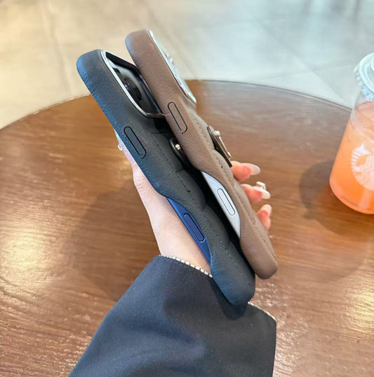 スマホケース  レザーエンボススマホケース   ダブルPRA**    耐衝撃・防振性能に優れ、高級感あふれるスマホケースで、iPhone12~17 に対応