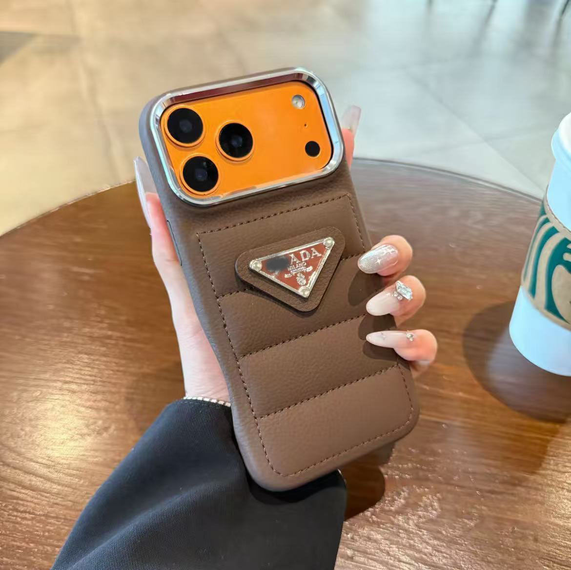 スマホケース  レザーエンボススマホケース   ダブルPRA**    耐衝撃・防振性能に優れ、高級感あふれるスマホケースで、iPhone12~17 に対応