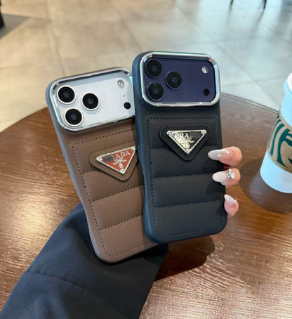 スマホケース  レザーエンボススマホケース   ダブルPRA**    耐衝撃・防振性能に優れ、高級感あふれるスマホケースで、iPhone12~17 に対応