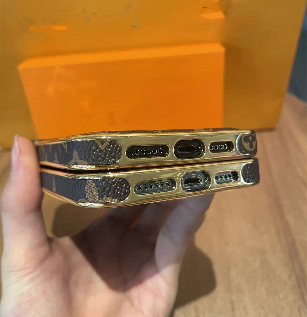 スマホケース  高級感メッキ大窓スマホケース  ダブルV    耐衝撃・防振性能に優れ、高級感あふれるスマホケースで、iPhone12~17 に対応