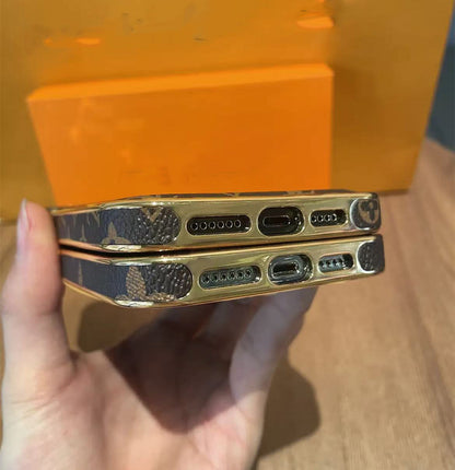 スマホケース  高級感メッキ大窓スマホケース  ダブルV    耐衝撃・防振性能に優れ、高級感あふれるスマホケースで、iPhone12~17 に対応