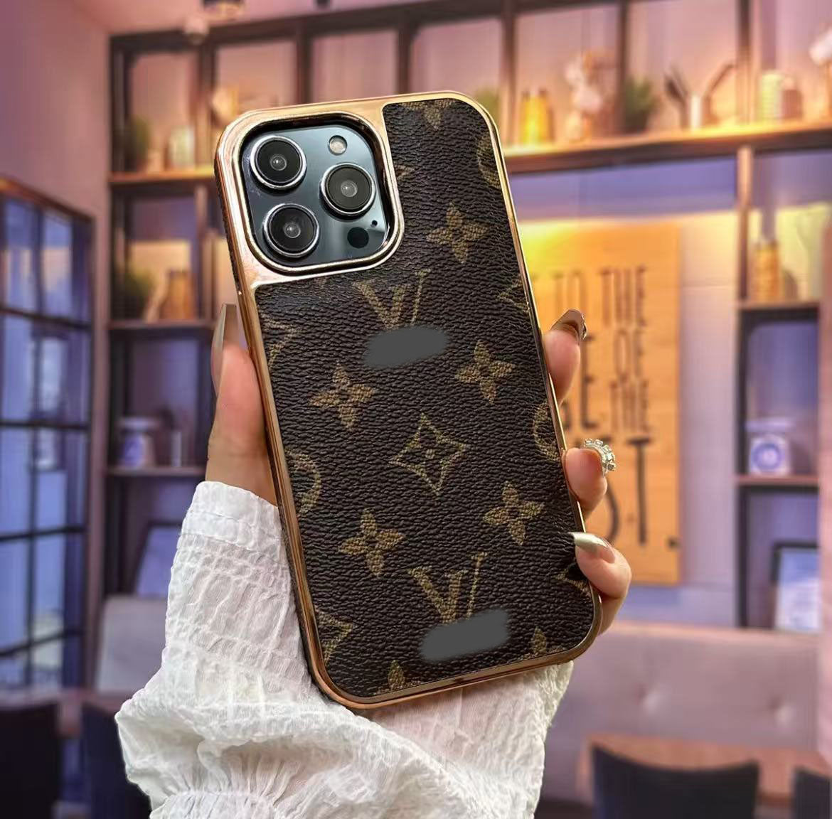 スマホケース  高級感メッキ大窓スマホケース  ダブルV    耐衝撃・防振性能に優れ、高級感あふれるスマホケースで、iPhone12~17 に対応