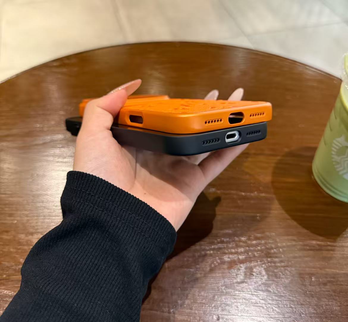 スマホケース  高級感レンズ保護付きスマホケース  ダブルV    耐衝撃・防振性能に優れ、高級感あふれるスマホケースで、iPhone13~17 に対応