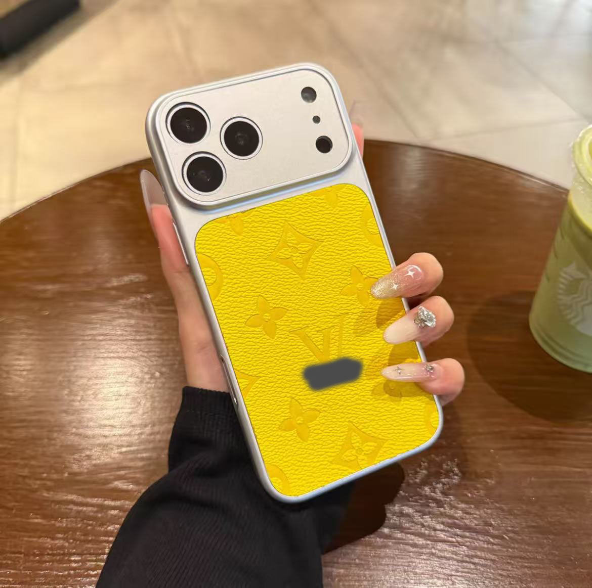 スマホケース  高級感レンズ保護付きスマホケース  ダブルV    耐衝撃・防振性能に優れ、高級感あふれるスマホケースで、iPhone13~17 に対応