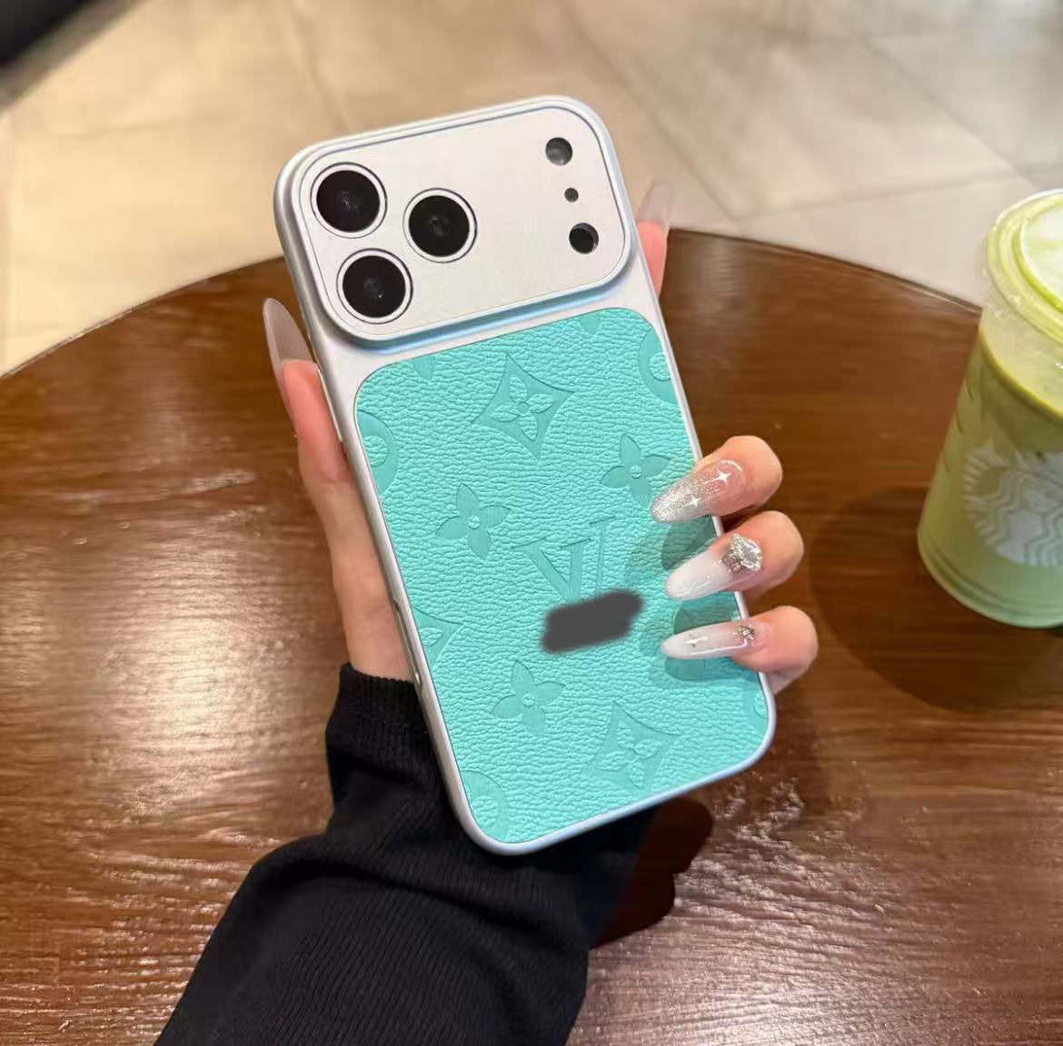 スマホケース  高級感レンズ保護付きスマホケース  ダブルV    耐衝撃・防振性能に優れ、高級感あふれるスマホケースで、iPhone13~17 に対応