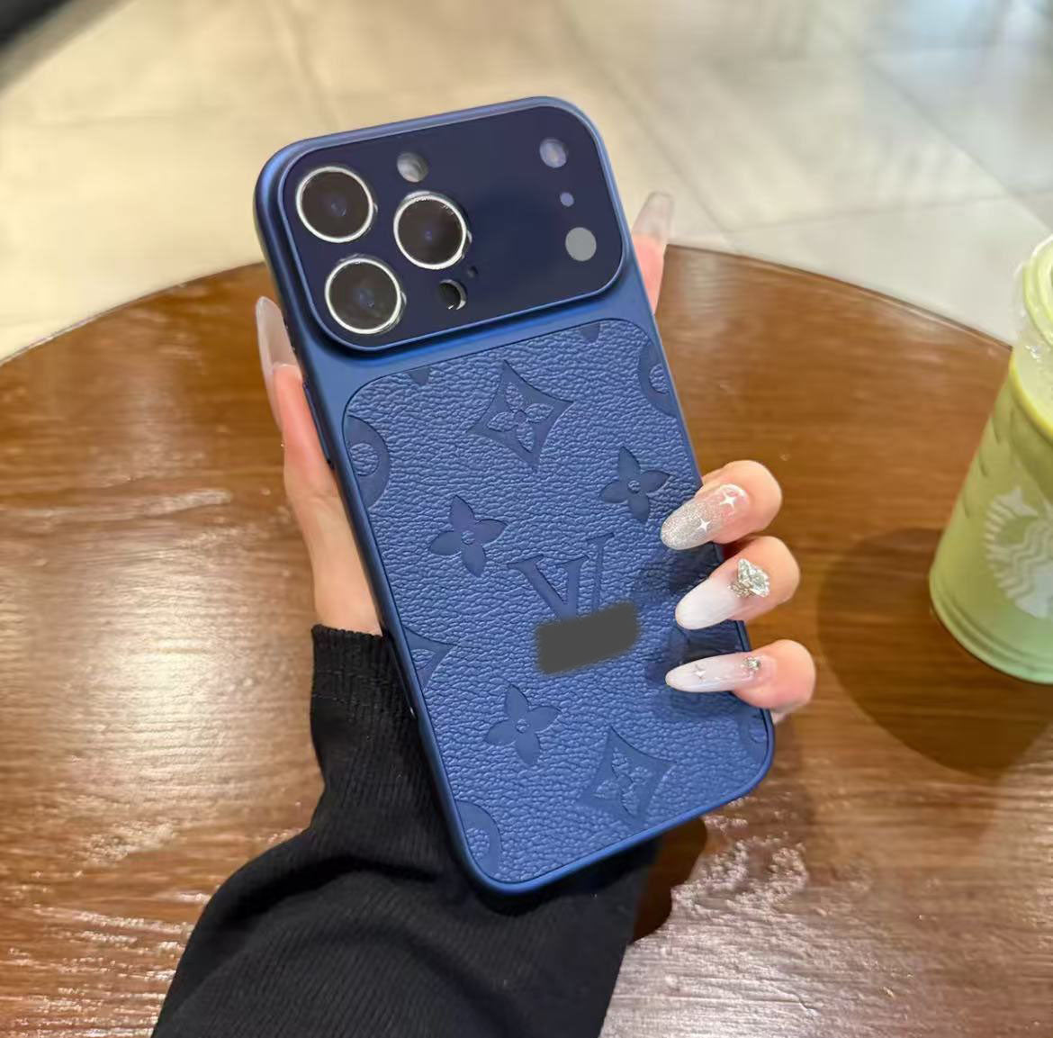 スマホケース  高級感レンズ保護付きスマホケース  ダブルV    耐衝撃・防振性能に優れ、高級感あふれるスマホケースで、iPhone13~17 に対応