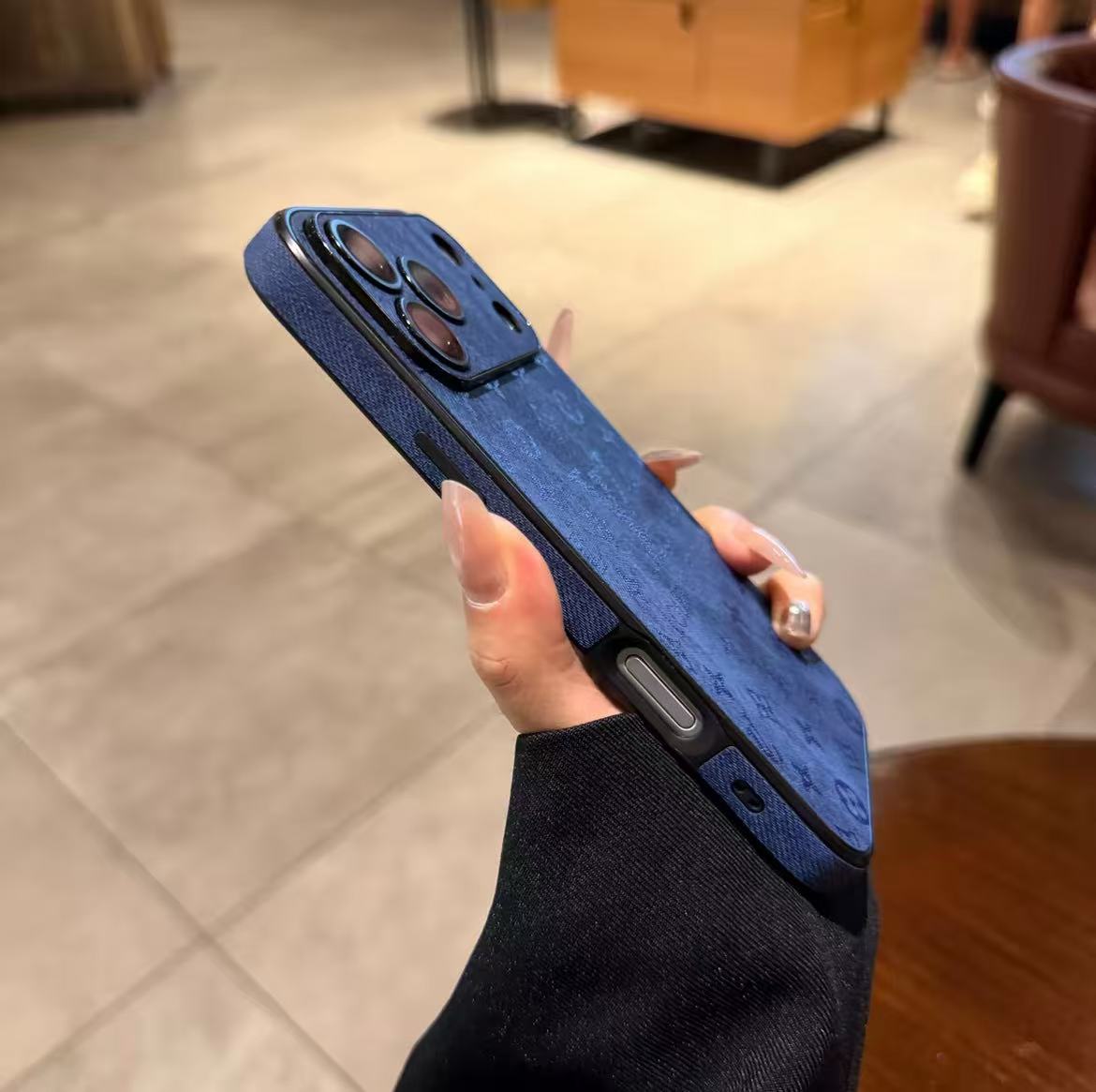 スマホケース  高級感合成皮革 レザーラムスキンスマホケース   ダブルV    耐衝撃・防振性能に優れ、高級感あふれるスマホケースで、iPhone12~17 に対応