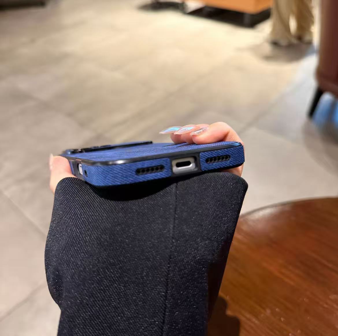 スマホケース  高級感合成皮革 レザーラムスキンスマホケース   ダブルV    耐衝撃・防振性能に優れ、高級感あふれるスマホケースで、iPhone12~17 に対応