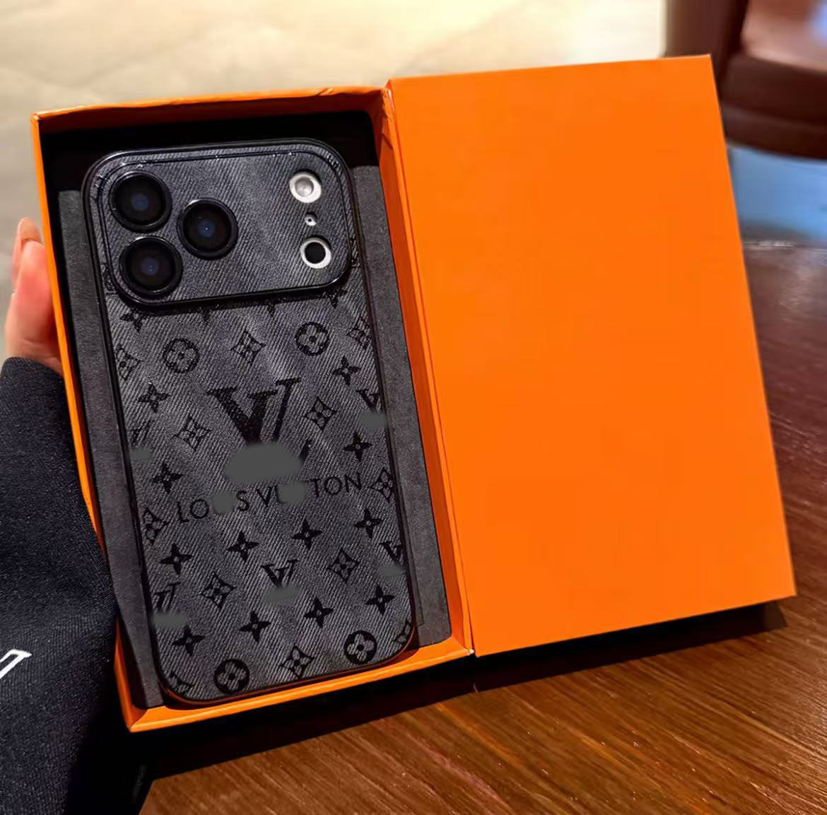 スマホケース  高級感合成皮革 レザーラムスキンスマホケース   ダブルV    耐衝撃・防振性能に優れ、高級感あふれるスマホケースで、iPhone12~17 に対応