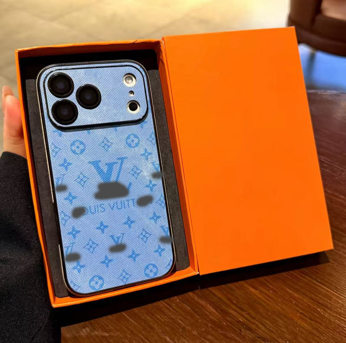 スマホケース  高級感合成皮革 レザーラムスキンスマホケース   ダブルV    耐衝撃・防振性能に優れ、高級感あふれるスマホケースで、iPhone12~17 に対応