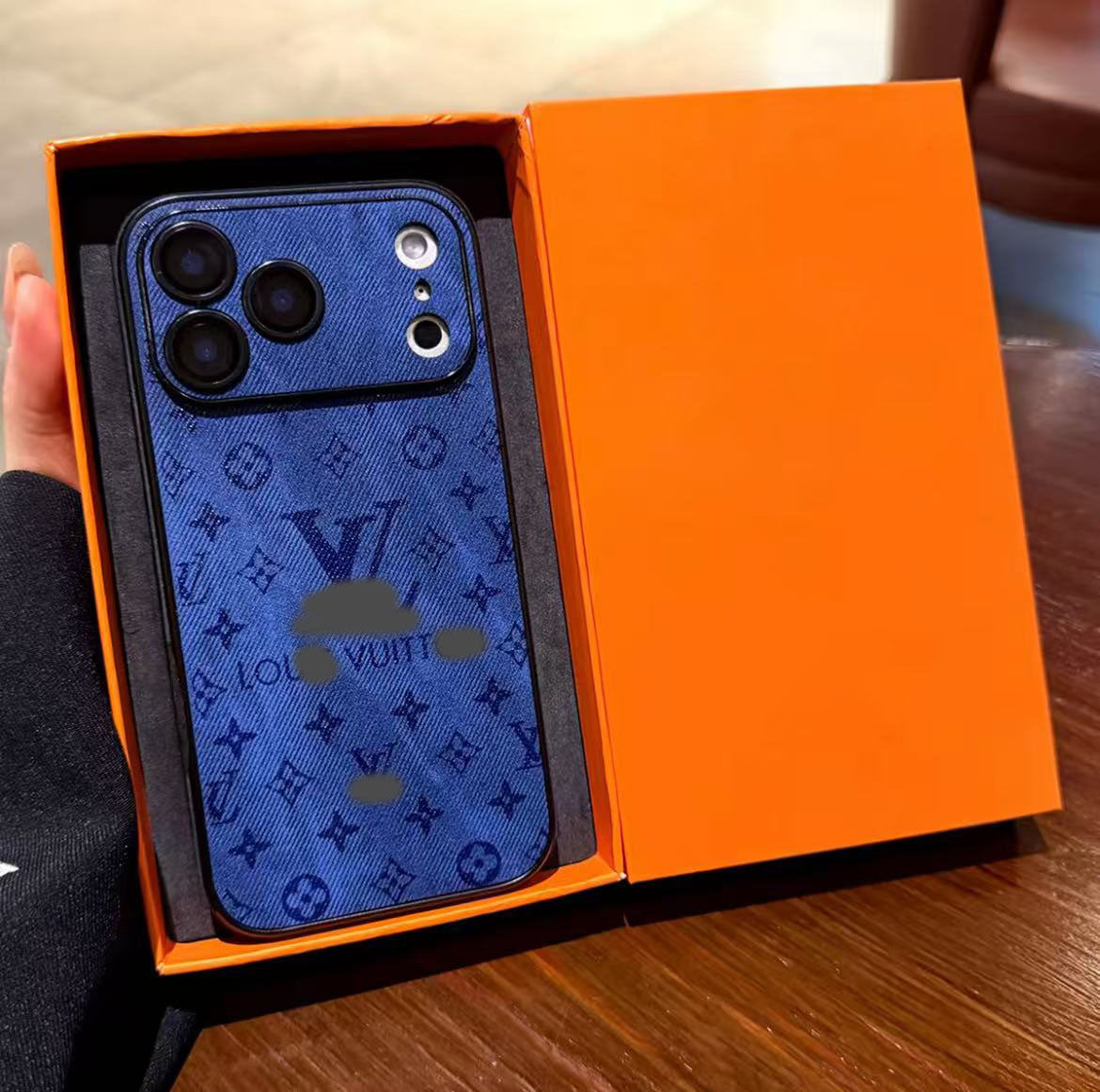 スマホケース  高級感合成皮革 レザーラムスキンスマホケース   ダブルV    耐衝撃・防振性能に優れ、高級感あふれるスマホケースで、iPhone12~17 に対応