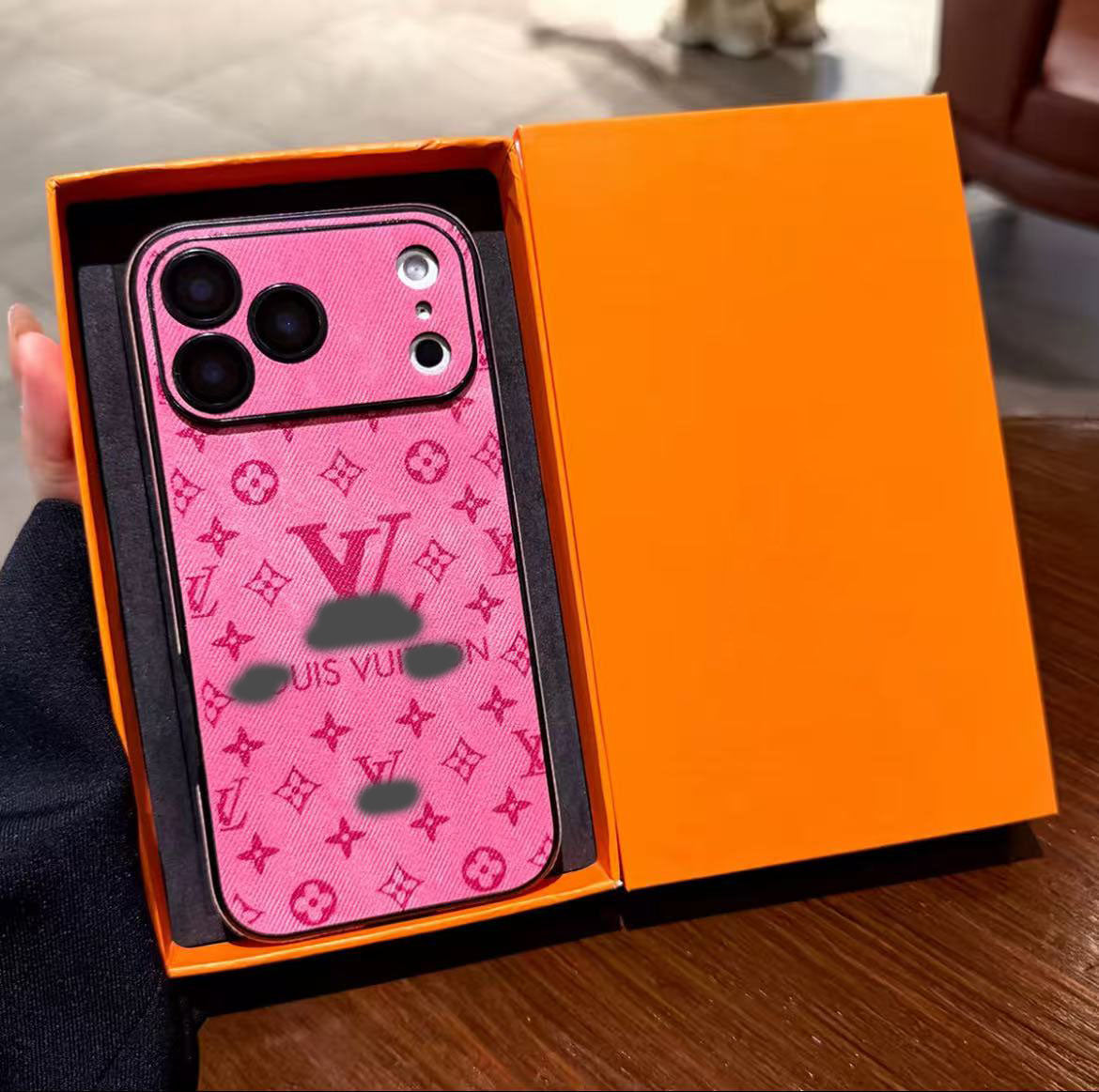 スマホケース  高級感合成皮革 レザーラムスキンスマホケース   ダブルV    耐衝撃・防振性能に優れ、高級感あふれるスマホケースで、iPhone12~17 に対応