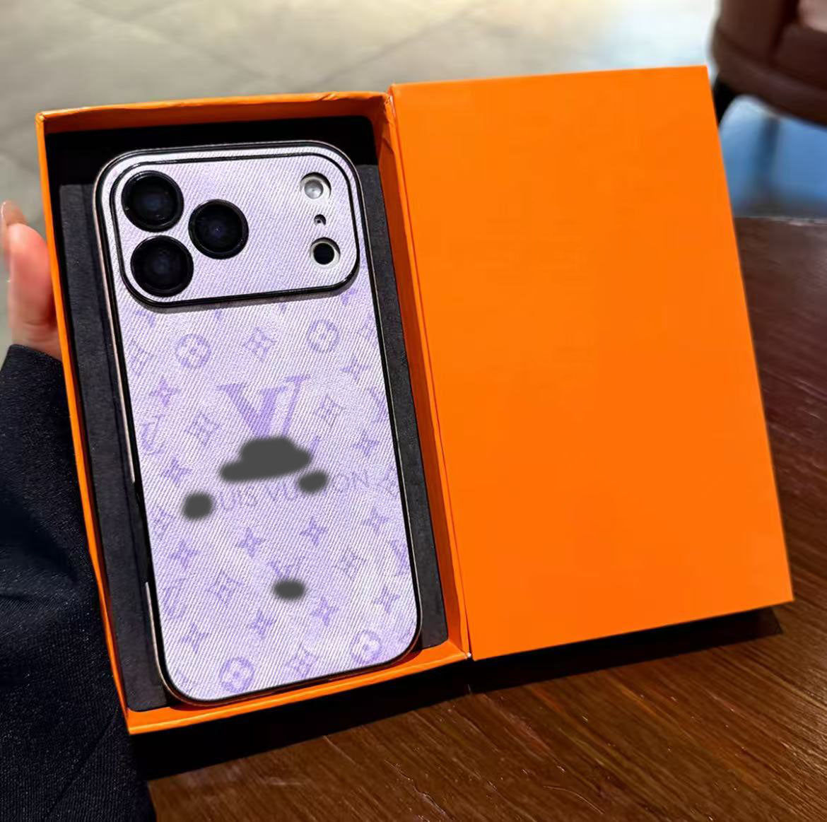 スマホケース  高級感合成皮革 レザーラムスキンスマホケース   ダブルV    耐衝撃・防振性能に優れ、高級感あふれるスマホケースで、iPhone12~17 に対応