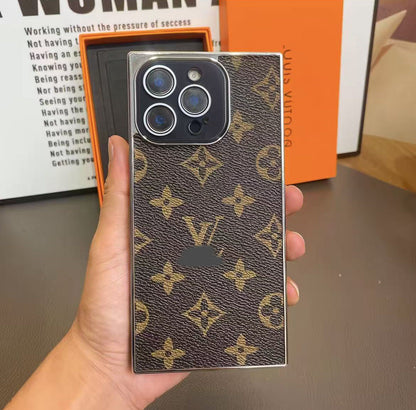 スマホケース  高級感レザーメッキ 直角エッジスマホケース  ダブルV    耐衝撃・防振性能に優れ、高級感あふれるスマホケースで、iPhone13~16 に対応