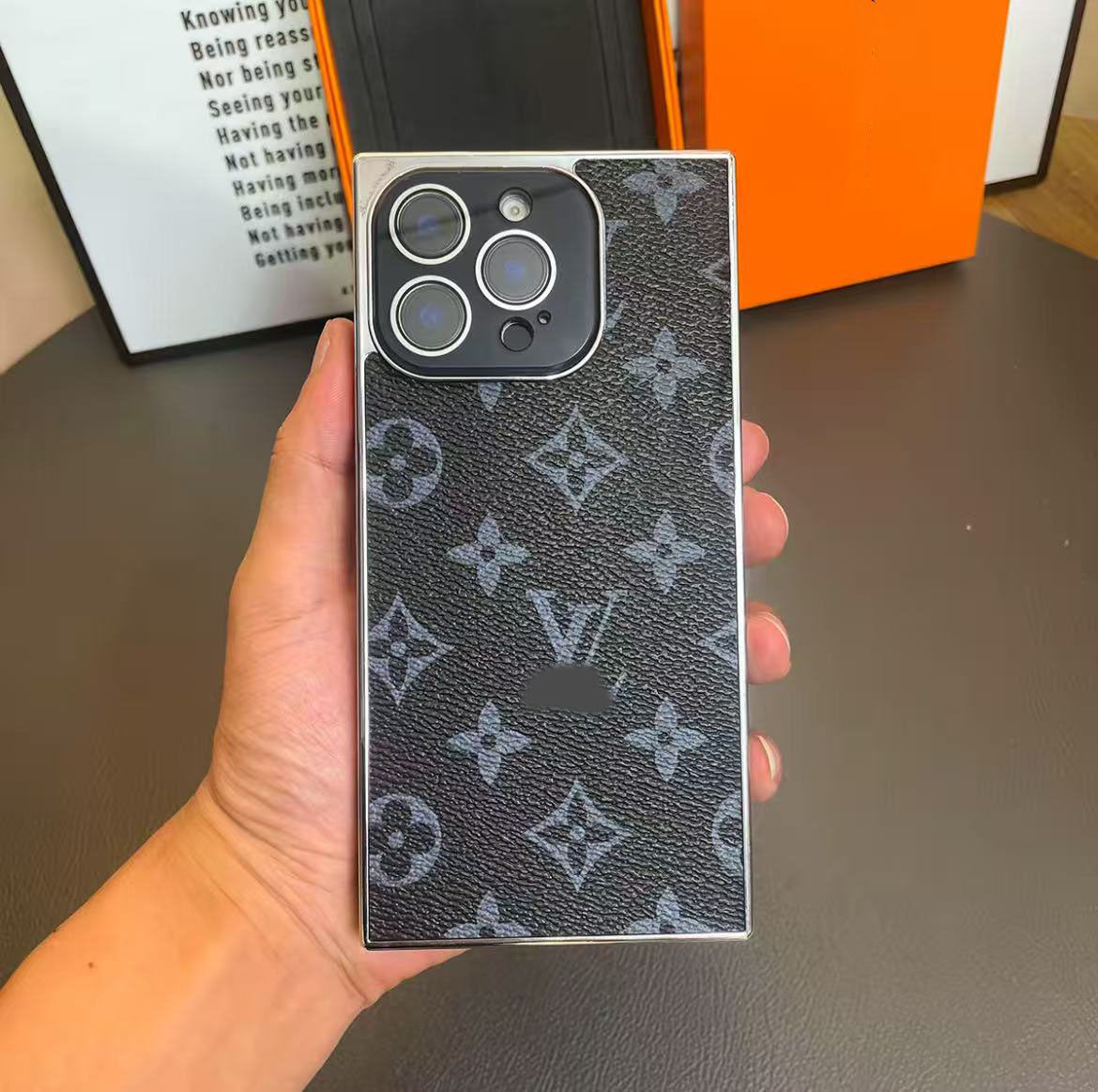 スマホケース  高級感レザーメッキ 直角エッジスマホケース  ダブルV    耐衝撃・防振性能に優れ、高級感あふれるスマホケースで、iPhone13~16 に対応