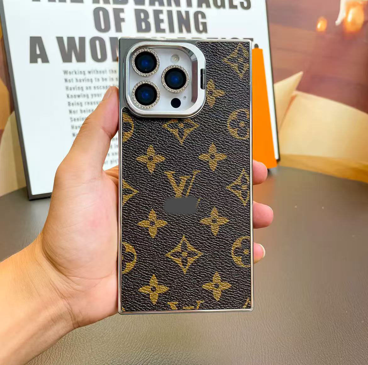 スマホケース  高級感レザーメッキ 直角エッジスマホケース  ダブルV    耐衝撃・防振性能に優れ、高級感あふれるスマホケースで、iPhone13~16 に対応