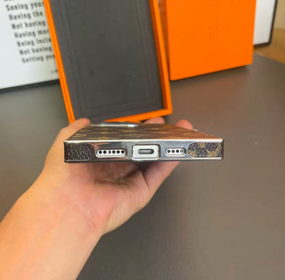 スマホケース  高級感レザーメッキ 直角エッジスマホケース  ダブルV    耐衝撃・防振性能に優れ、高級感あふれるスマホケースで、iPhone13~16 に対応