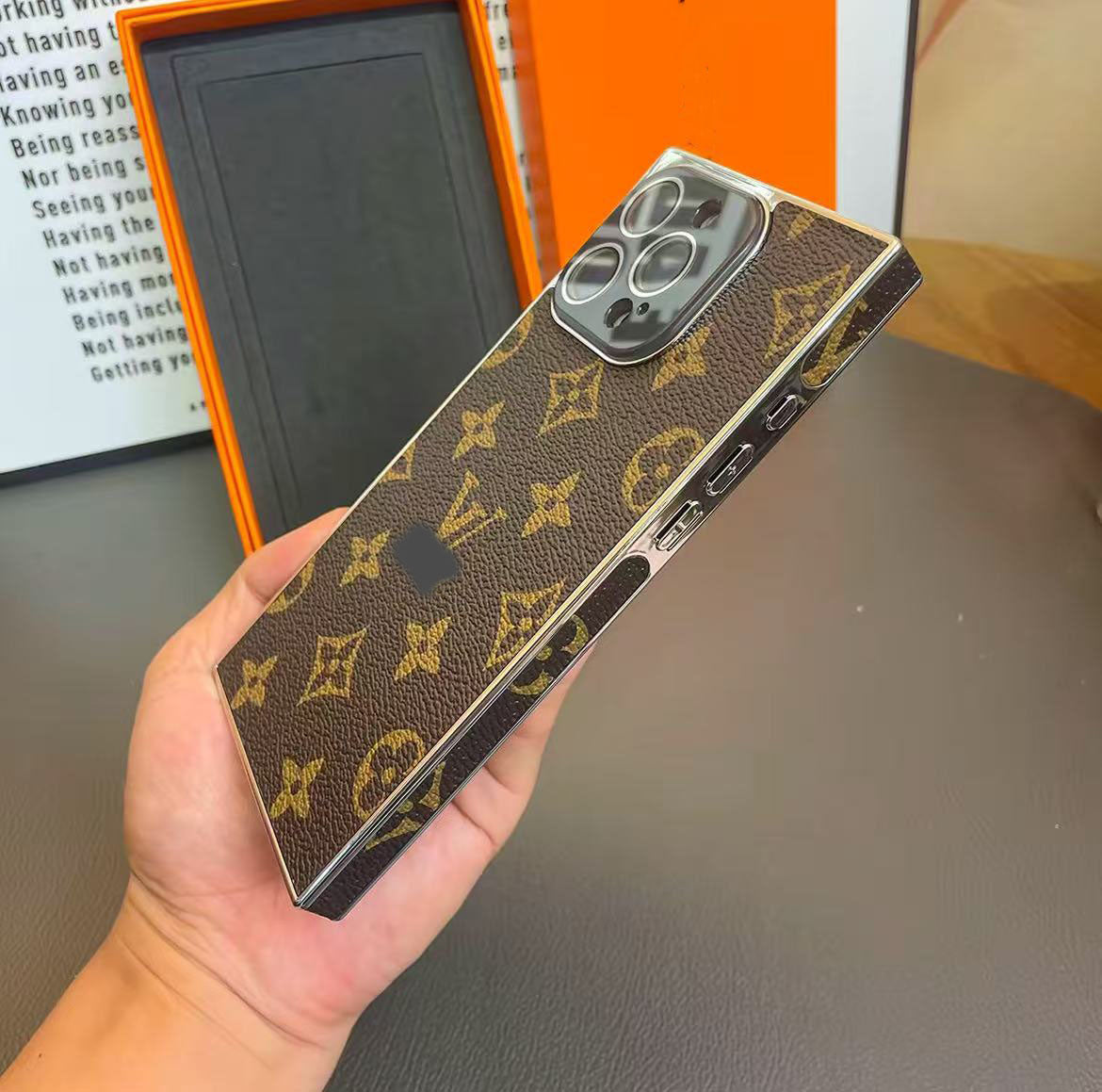 スマホケース  高級感レザーメッキ 直角エッジスマホケース  ダブルV    耐衝撃・防振性能に優れ、高級感あふれるスマホケースで、iPhone13~16 に対応