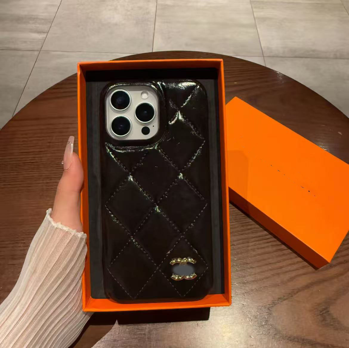 スマホケース  高級感半包装スマホケース ダブルC   耐衝撃・防振性能に優れ、高級感あふれるスマホケースで、iPhone13~17 に対応