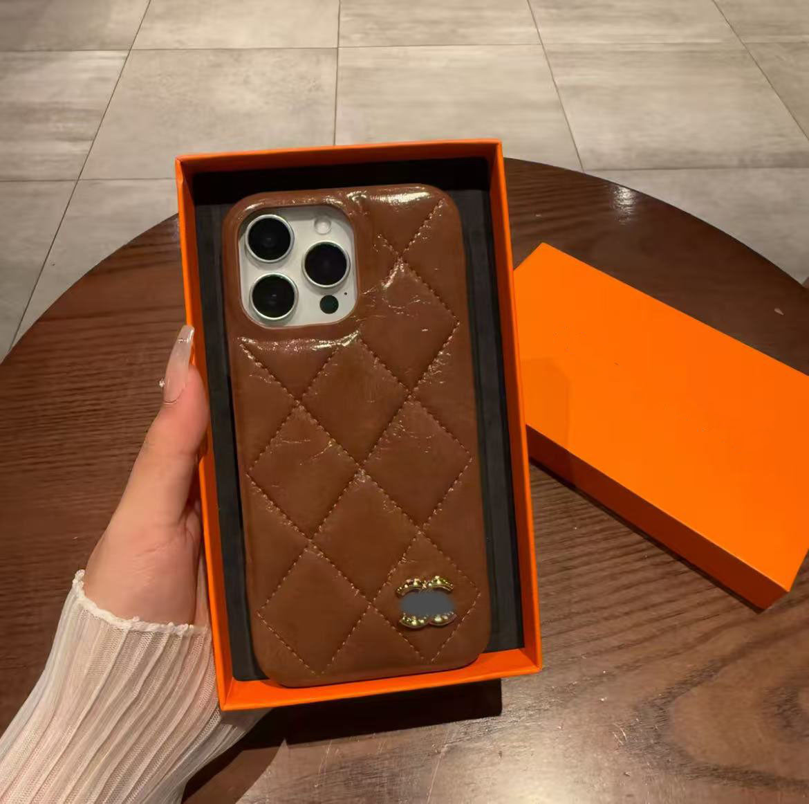 スマホケース  高級感半包装スマホケース ダブルC   耐衝撃・防振性能に優れ、高級感あふれるスマホケースで、iPhone13~17 に対応