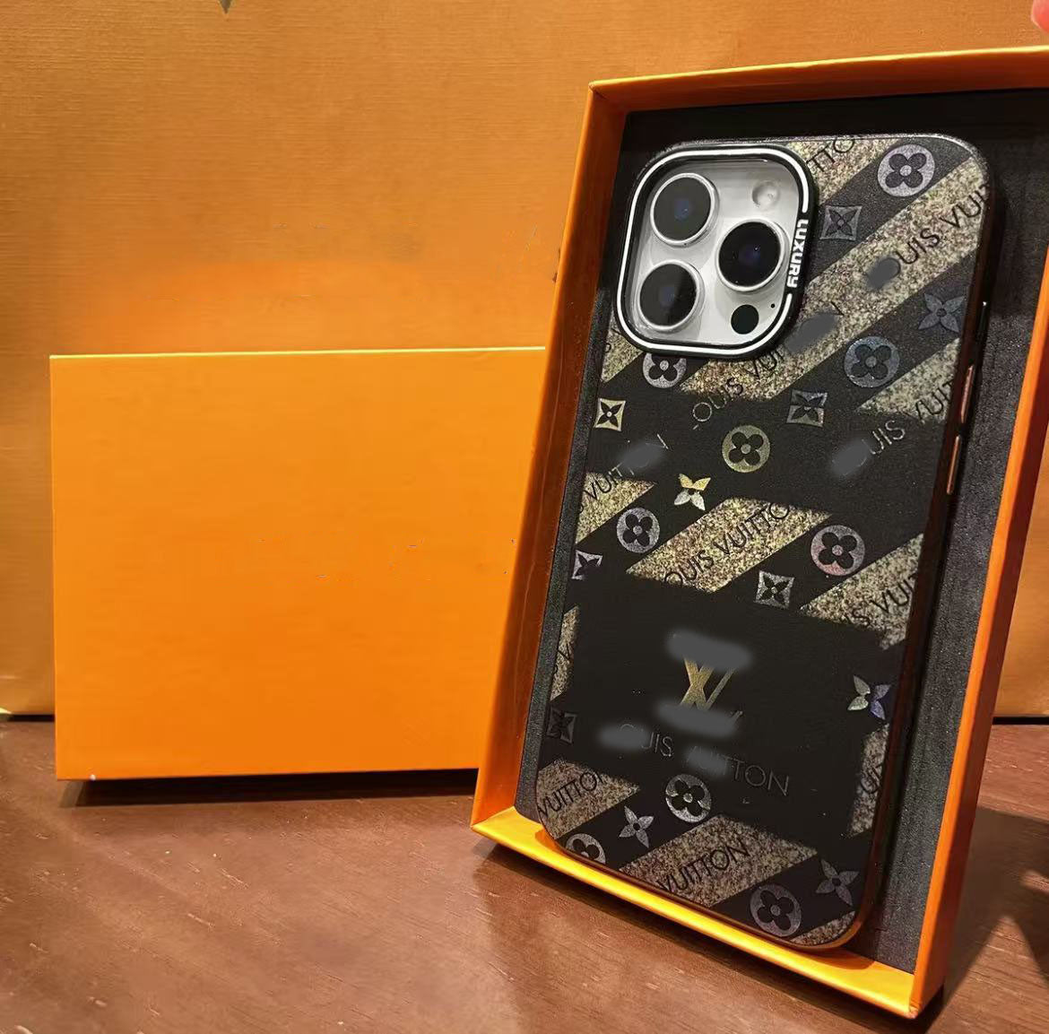 スマホケース  高級感レーザー加工スマホケース ダブルV &C   耐衝撃・防振性能に優れ、高級感あふれるスマホケースで、iPhone12~16 に対応