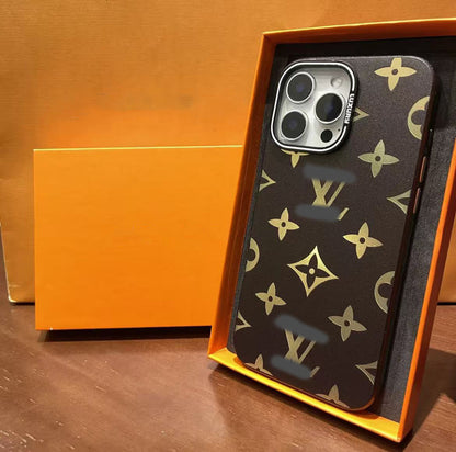 スマホケース  高級感レーザー加工スマホケース ダブルV &C   耐衝撃・防振性能に優れ、高級感あふれるスマホケースで、iPhone12~16 に対応