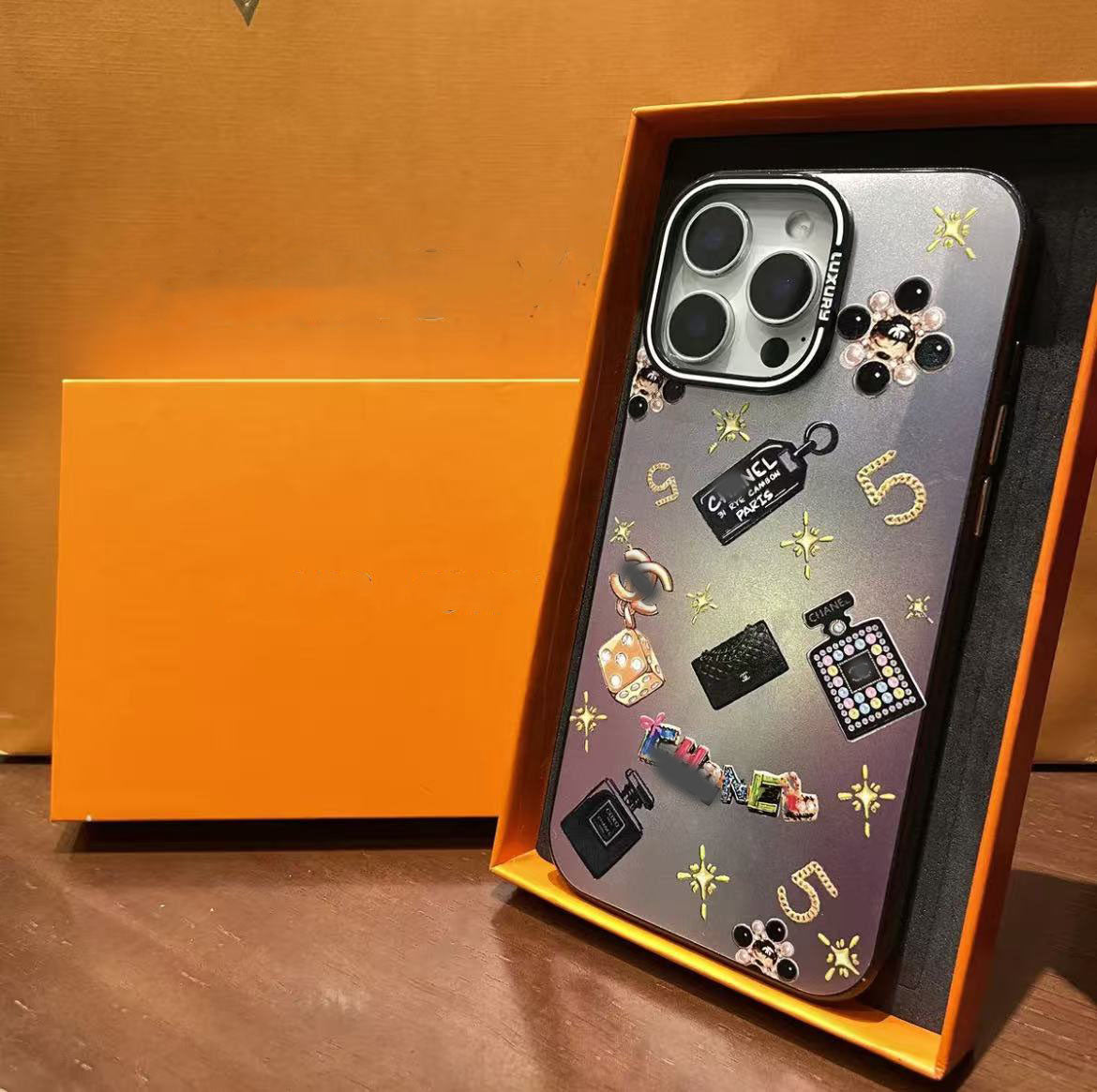 スマホケース  高級感レーザー加工スマホケース ダブルV &C   耐衝撃・防振性能に優れ、高級感あふれるスマホケースで、iPhone12~16 に対応