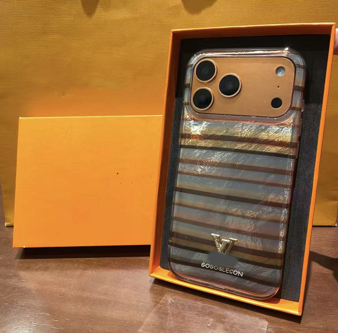 スマホケース  高級感レトロストライプスマホケース ダブルV   耐衝撃・防振性能に優れ、高級感あふれるスマホケースで、iPhone13~17 に対応