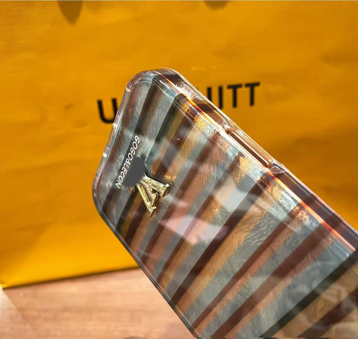 スマホケース  高級感レトロストライプスマホケース ダブルV   耐衝撃・防振性能に優れ、高級感あふれるスマホケースで、iPhone13~17 に対応